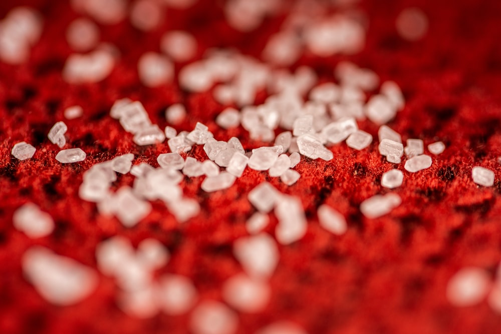 Pétales blancs et rouges en forme de coeur sur textile rouge
