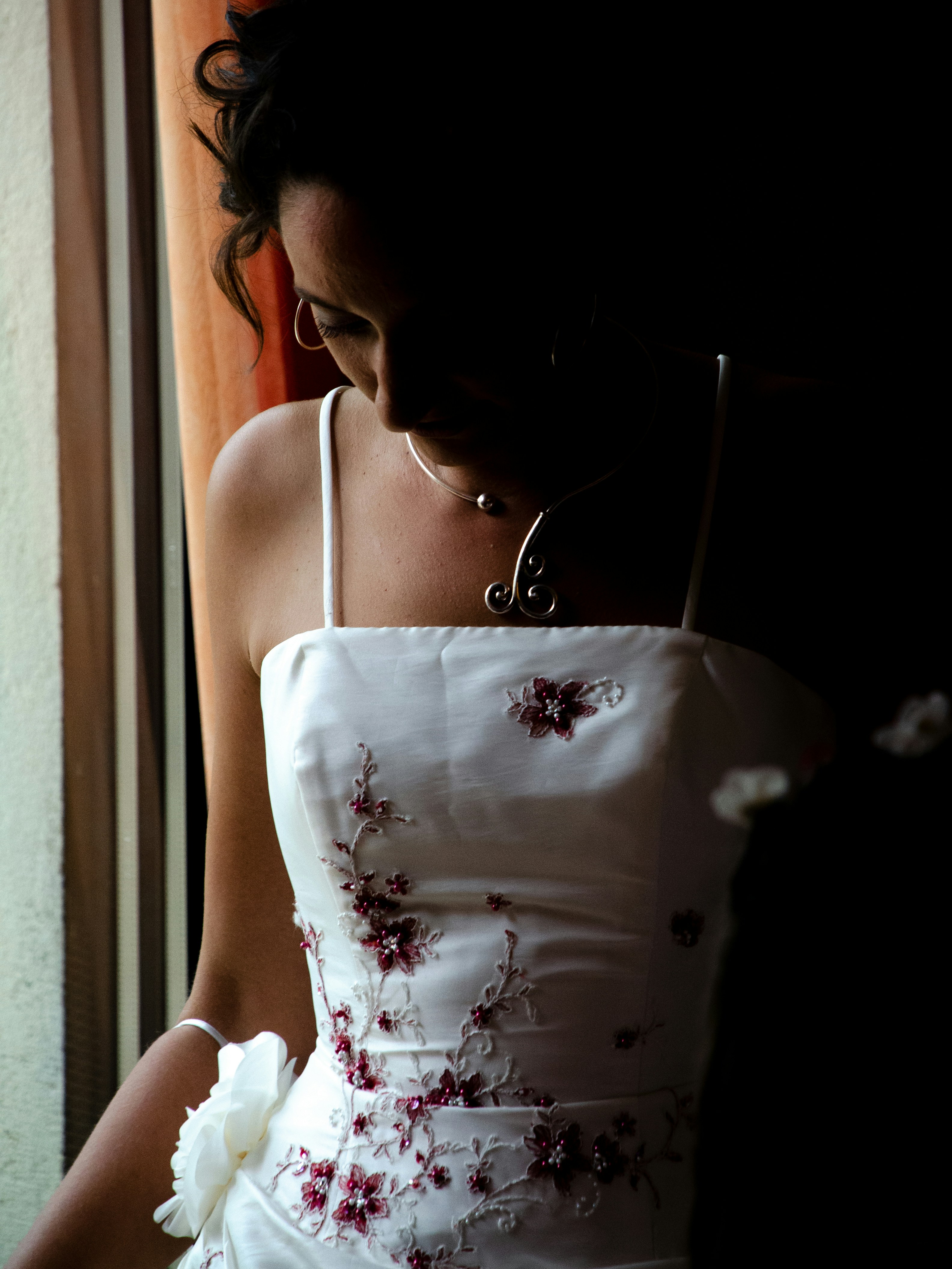 donna in abito bianco floreale con spalline sottili