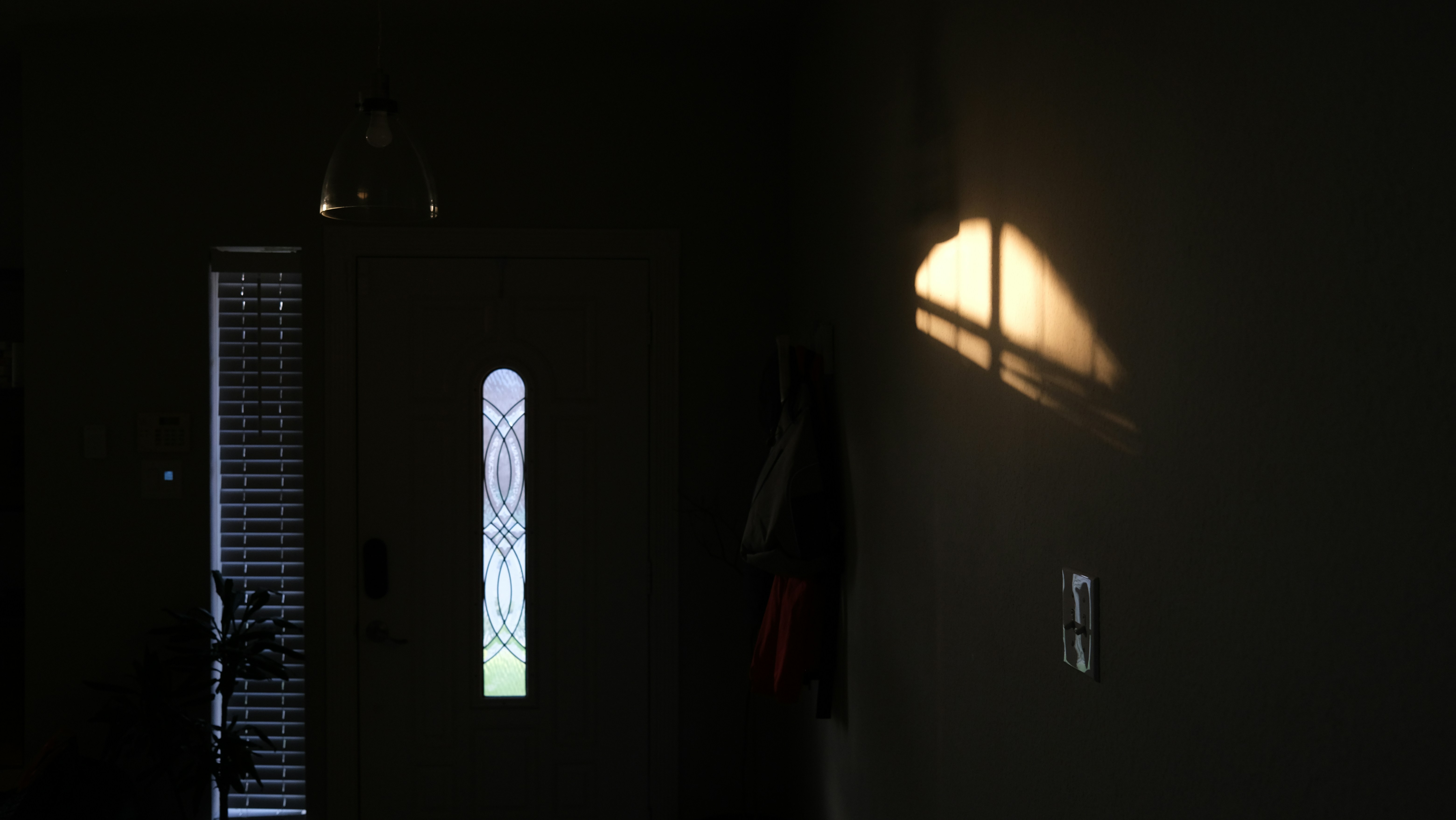 Tableau abstrait vibrant dans une entrée lumineuse