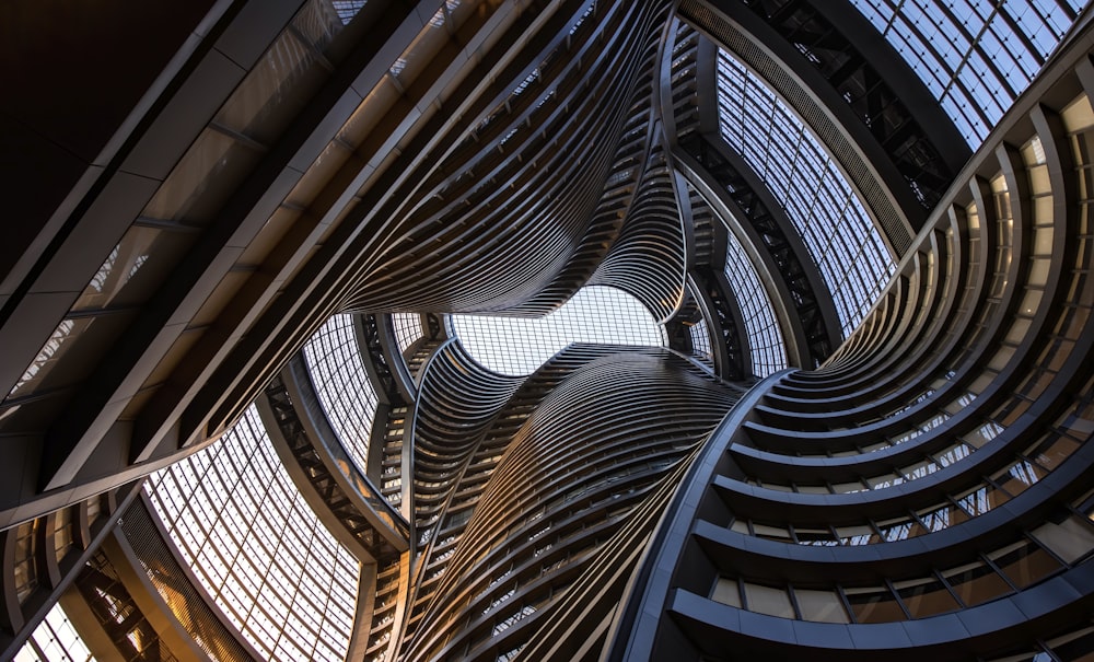 Fotografía de ángulo bajo del interior de un edificio marrón y negro