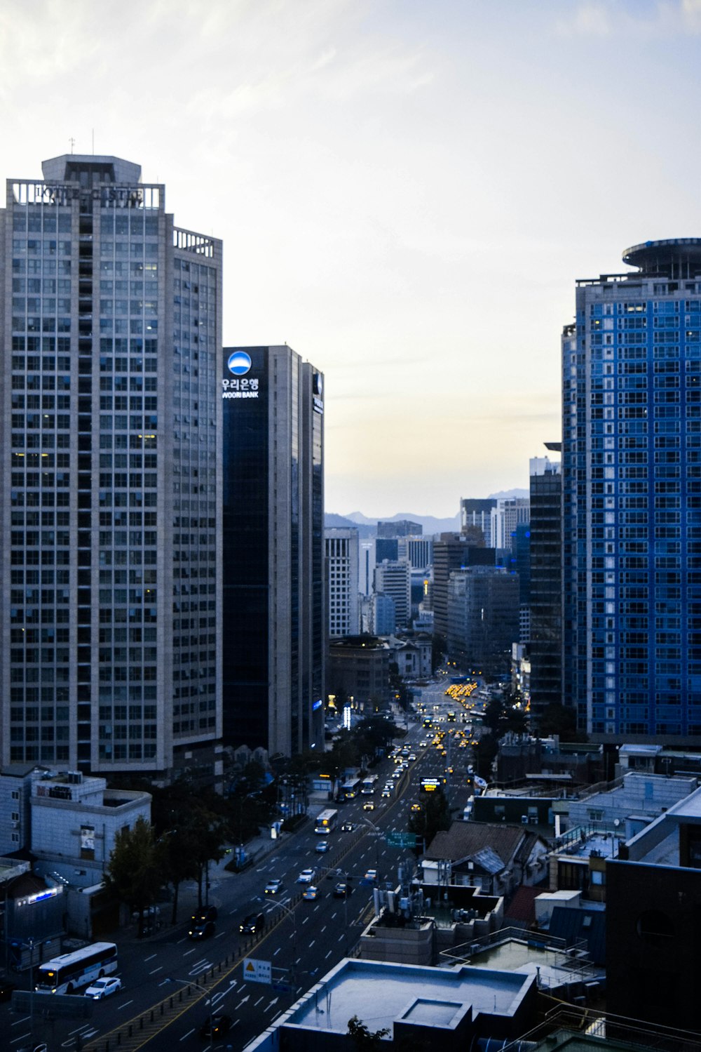 Edificios de la ciudad bajo el cielo gris durante el día