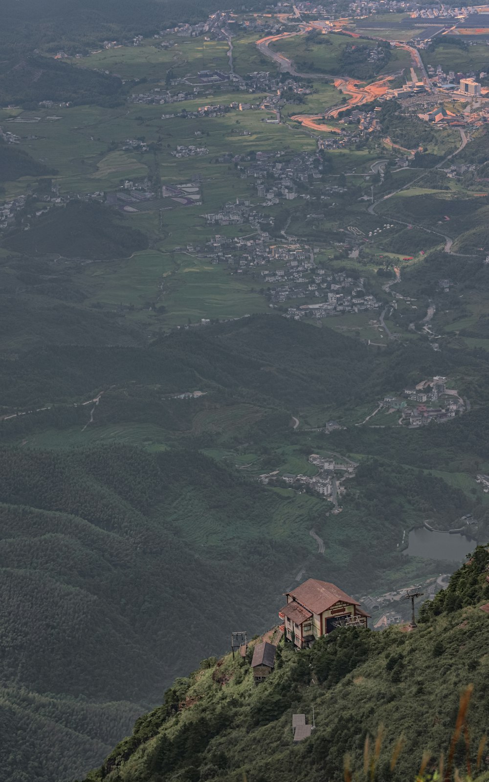 Vista aérea de montañas verdes durante el día