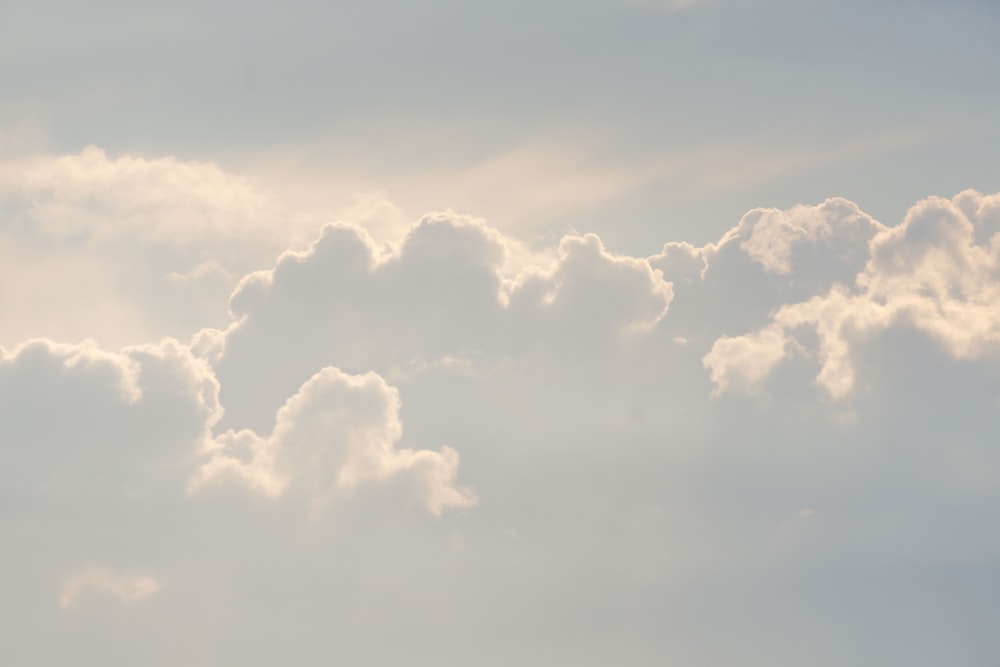 nuvole bianche e cielo blu durante il giorno