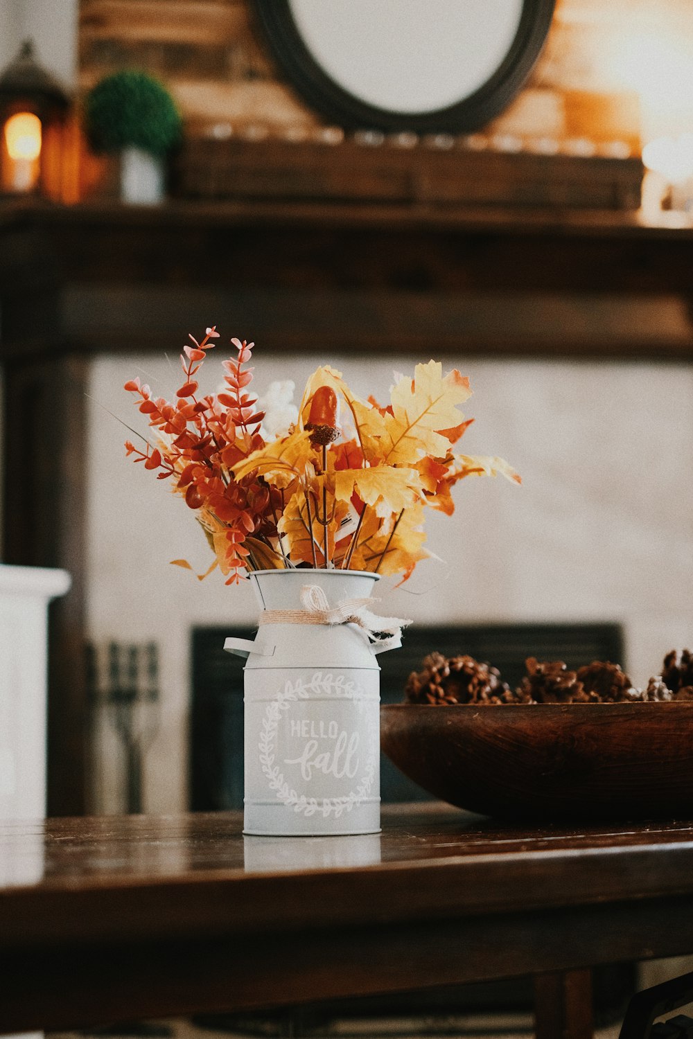 flores amarelas e vermelhas no vaso de cerâmica branco