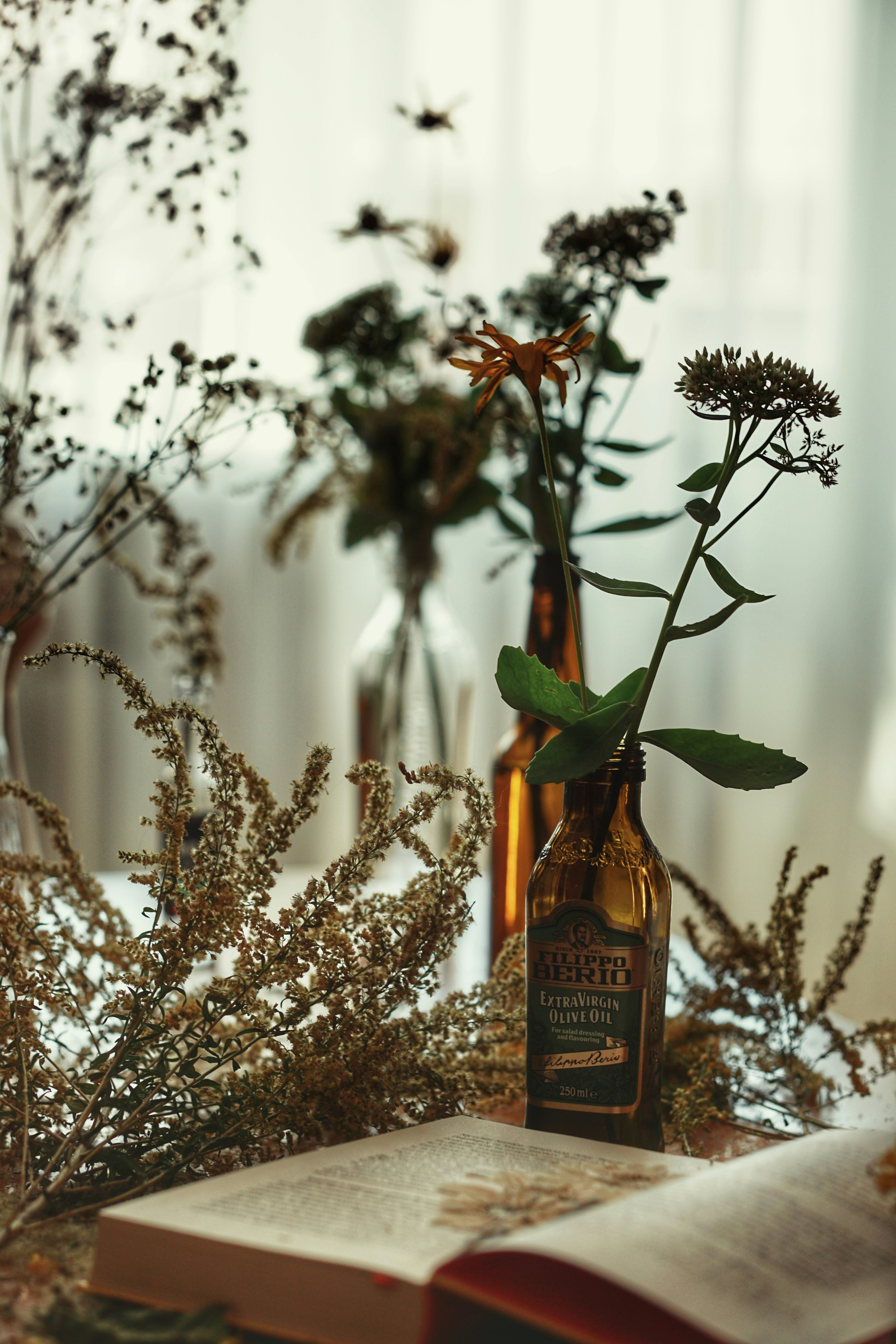 Botella de vidrio marrón sobre suelo blanco cubierto de nieve