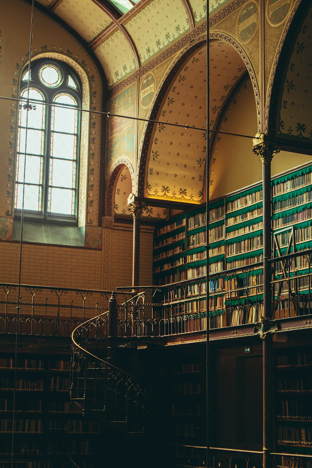 étagères en bois marron avec des livres