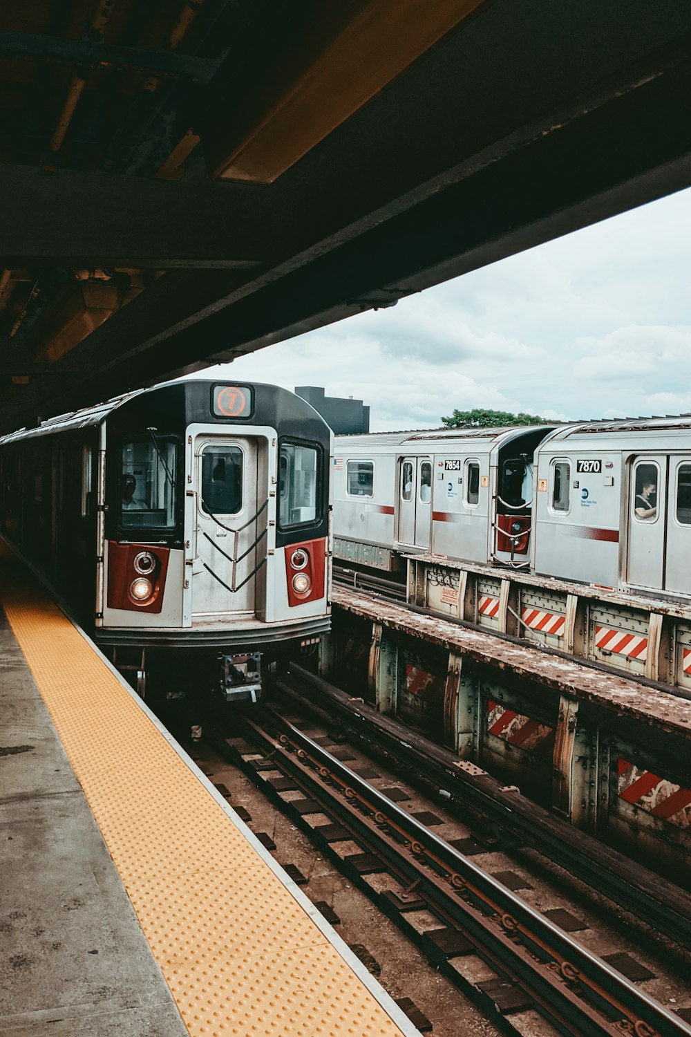 trem branco e vermelho na ferrovia durante o dia