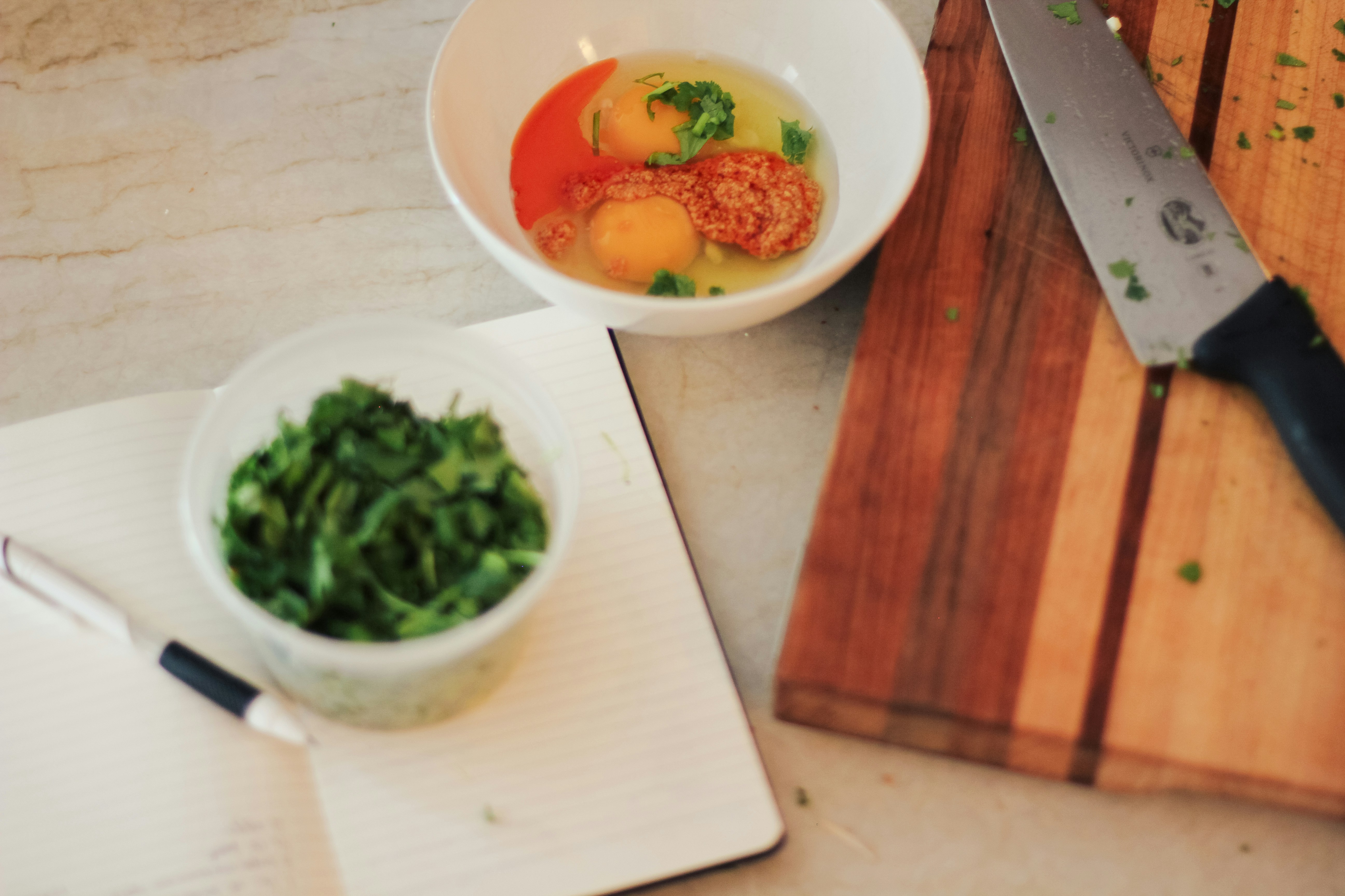 흰색 세라믹 접시에 얇게 썬 토마토와 녹색 야채