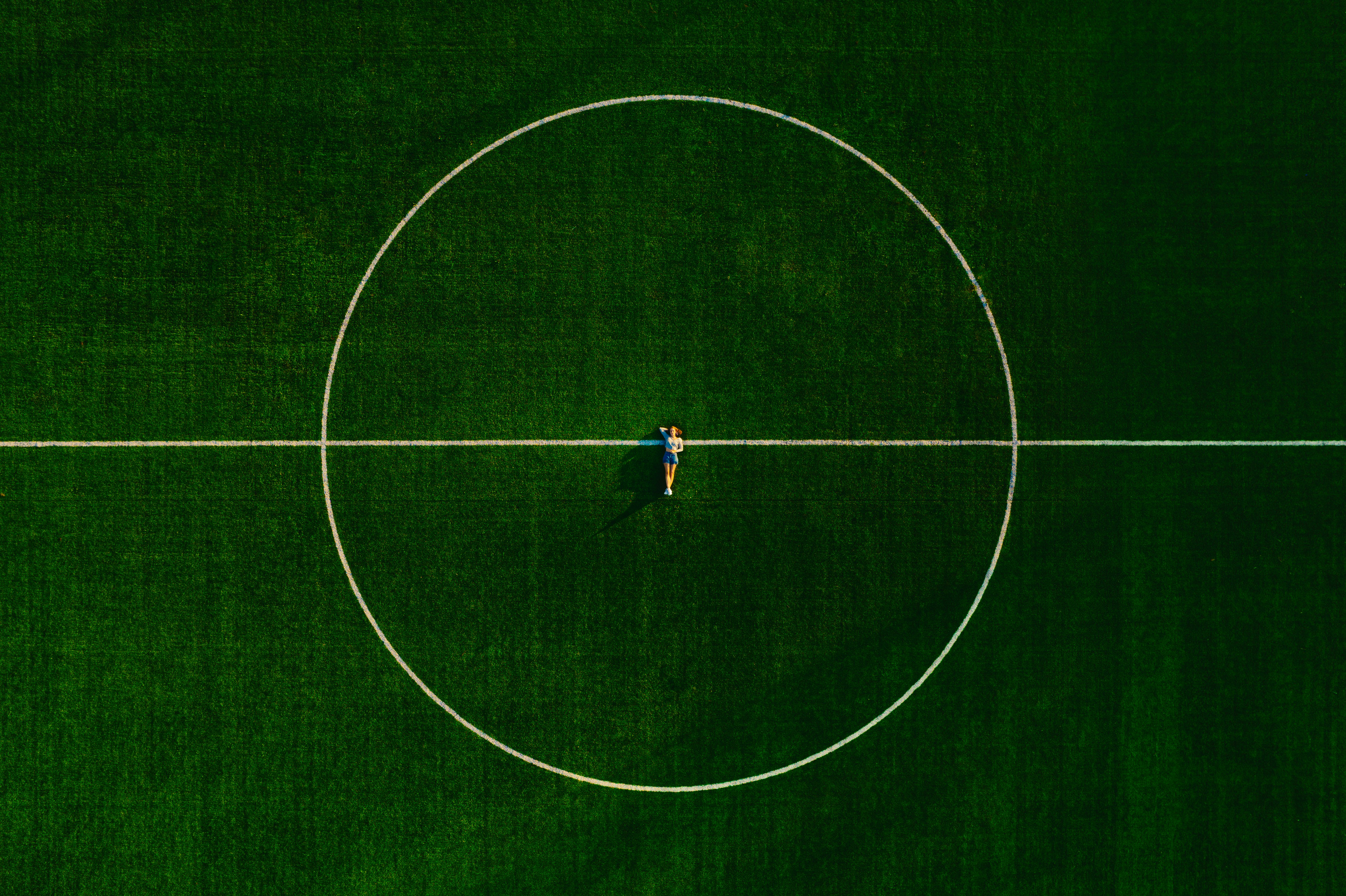 Jugadores disputando un saque de esquina en un estadio argentino iluminado