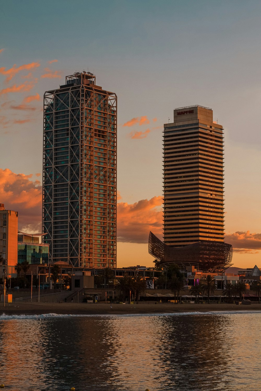 edifício marrom arranha-céus durante o pôr do sol