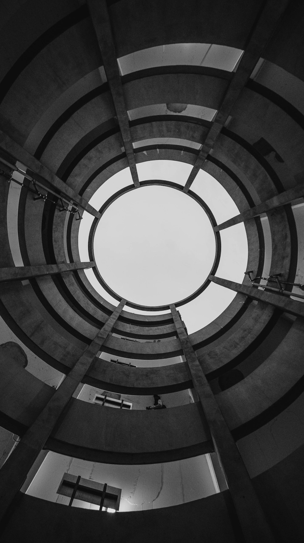 Photo en niveaux de gris de l’escalier en colimaçon