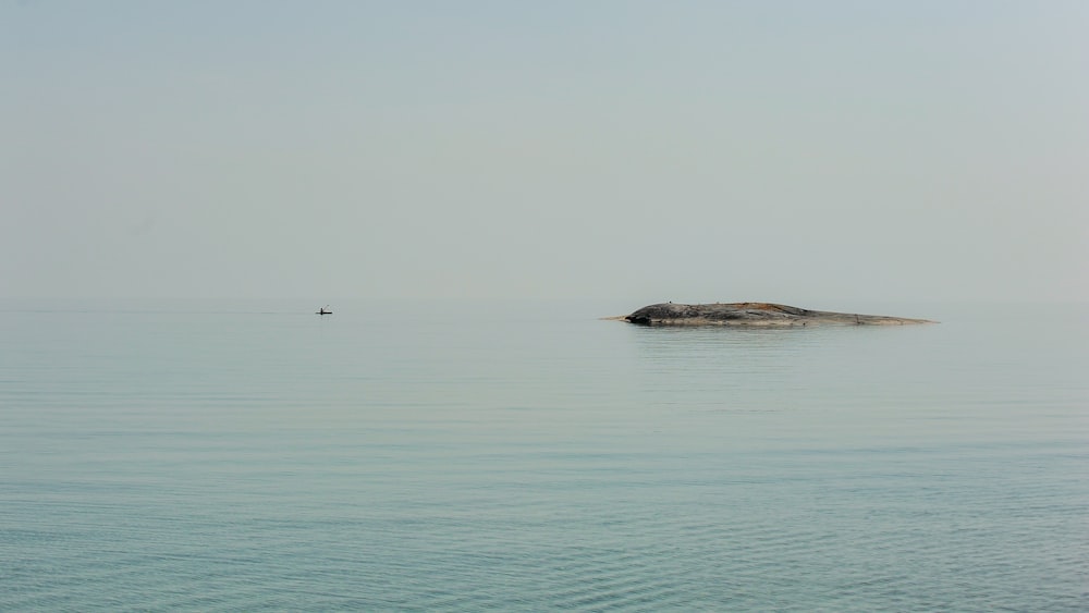 Mar en calma bajo tiempo de niebla