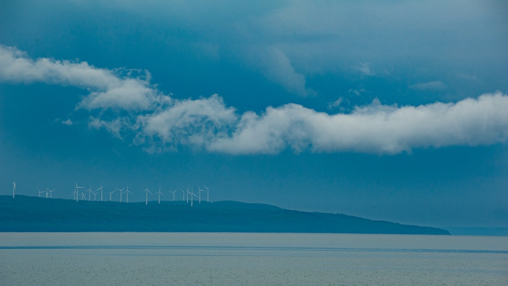 nuages blancs au-dessus de la mer