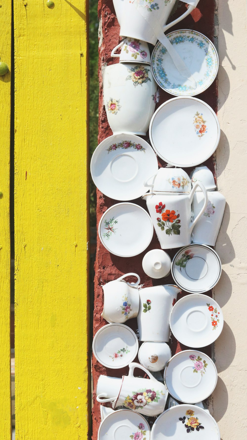 Teetassen-Set aus weißer Blumenkeramik
