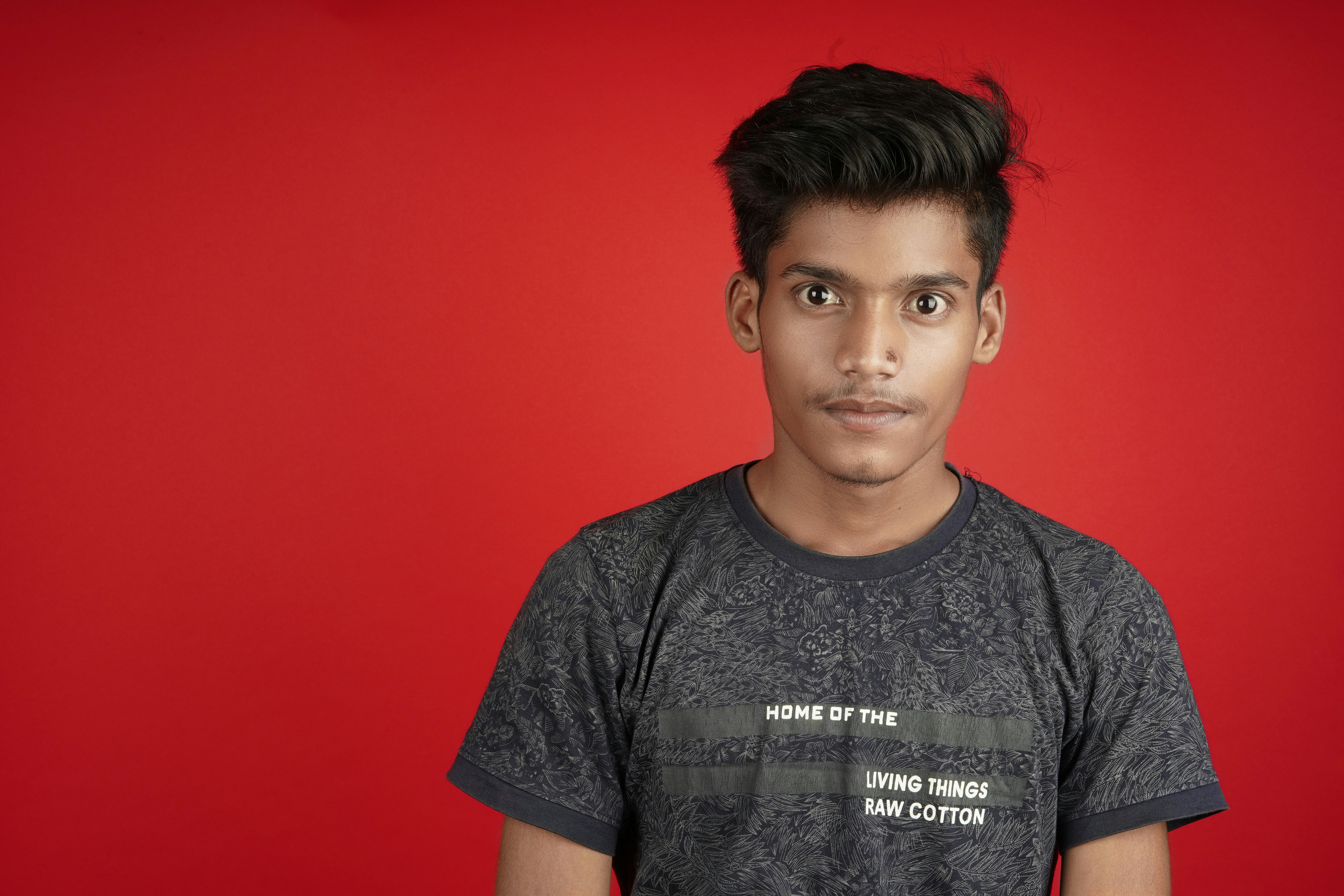 man in gray crew neck t-shirt