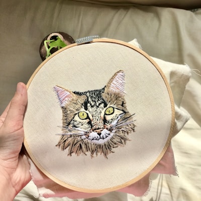 white and black cat print round decor