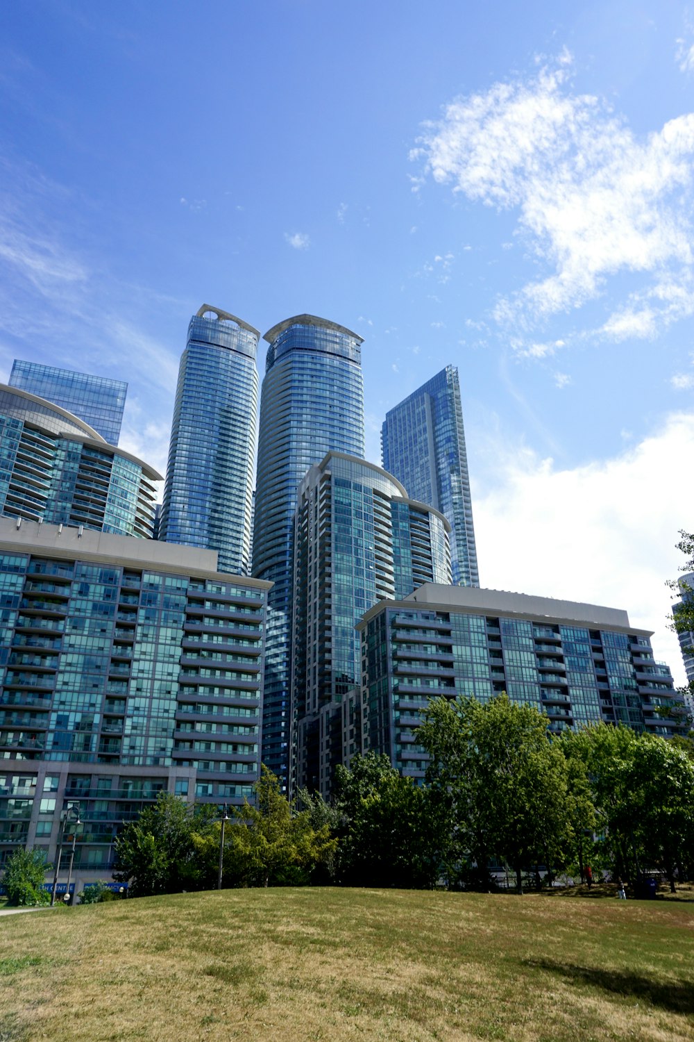 Edificio de hormigón blanco y azul bajo el cielo azul durante el día