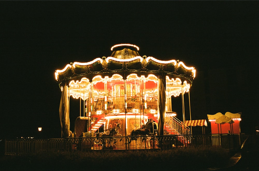 Carrousel avec lumières allumées pendant la nuit