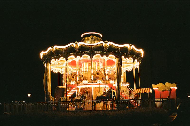 Carrusel iluminado de noche