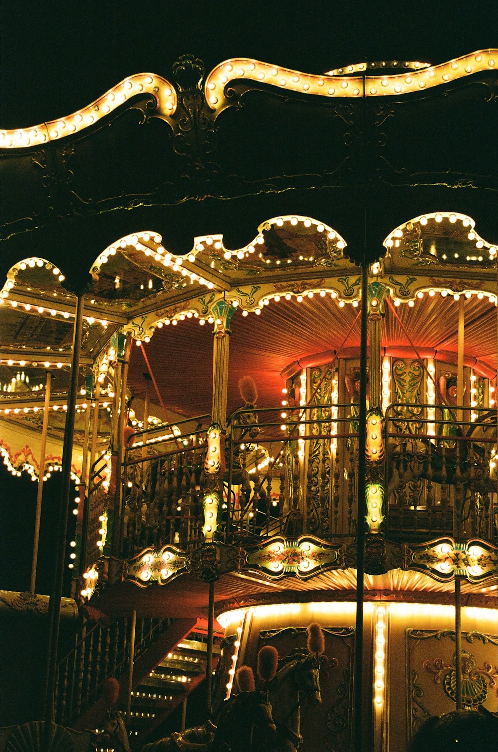 Carrousel éclairé avec lumières allumées pendant la nuit