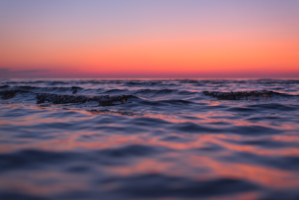 vagues de l’océan sous le ciel bleu pendant la journée