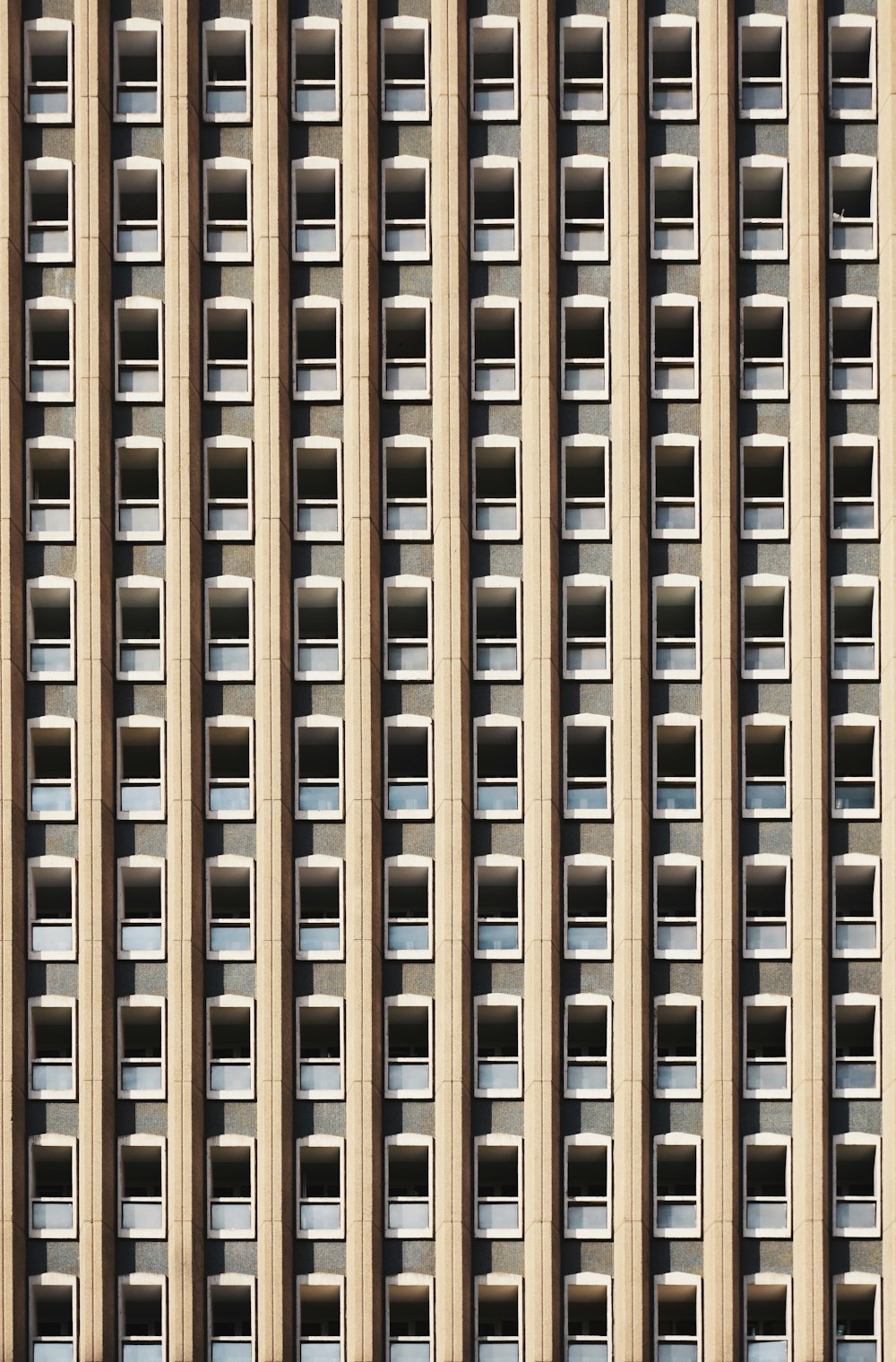 Marco de madera marrón con ventana de vidrio