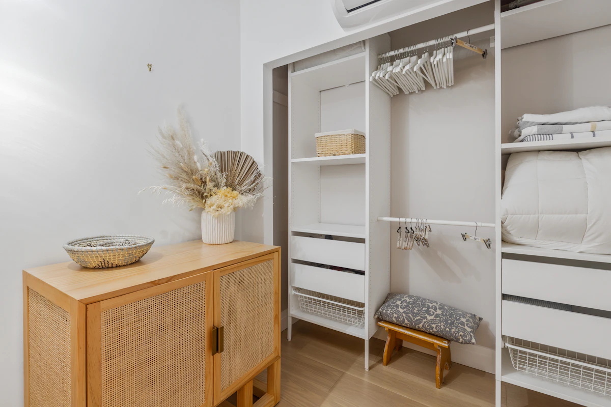 Walk-in closet moderno con zona de vestidor y espejo