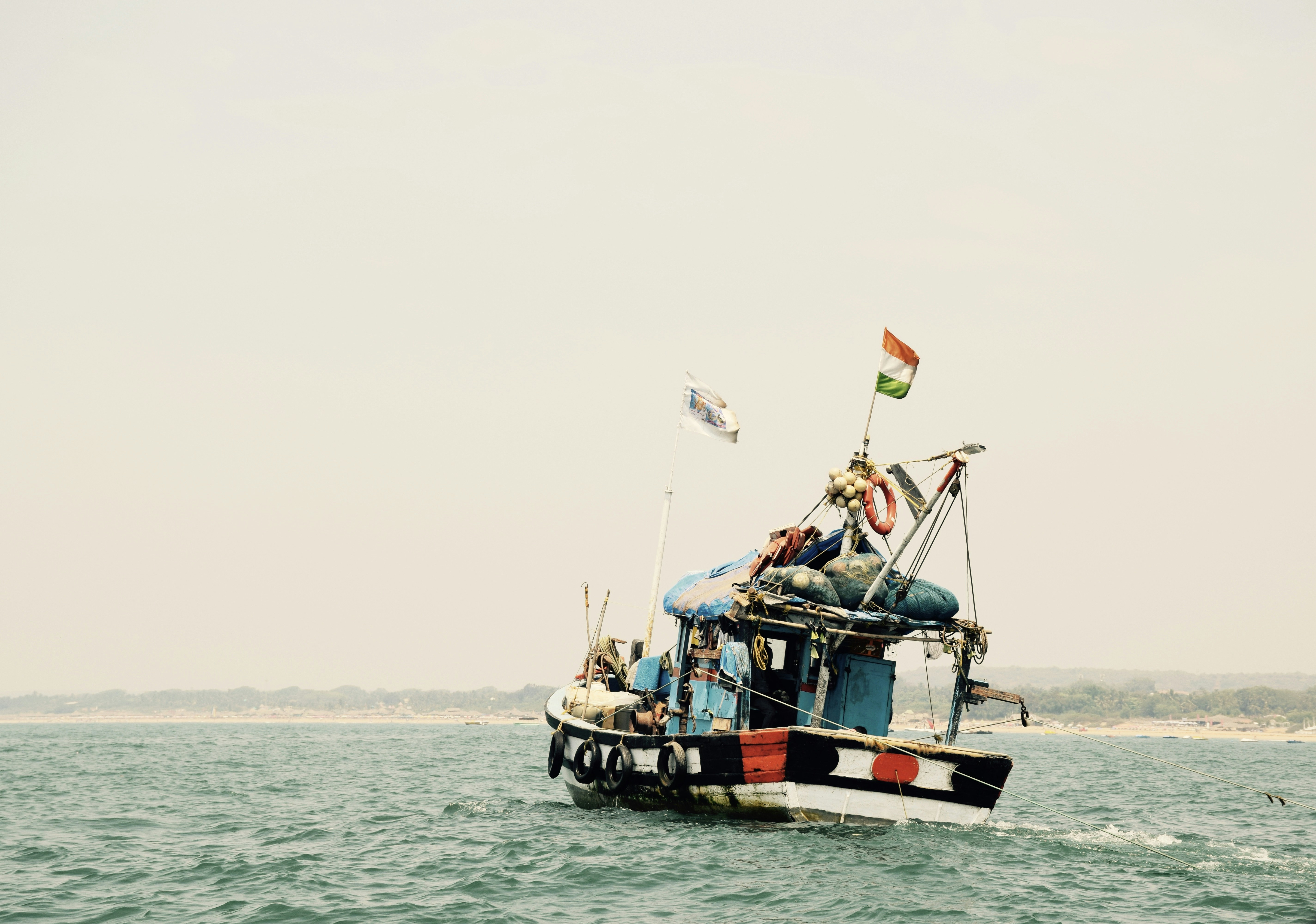 पटना में बिहार विधानसभा भवन का एक हवाई दृश्य, जिसके सामने हरी-भरी घास और कुछ लोग दिख रहे हैं।