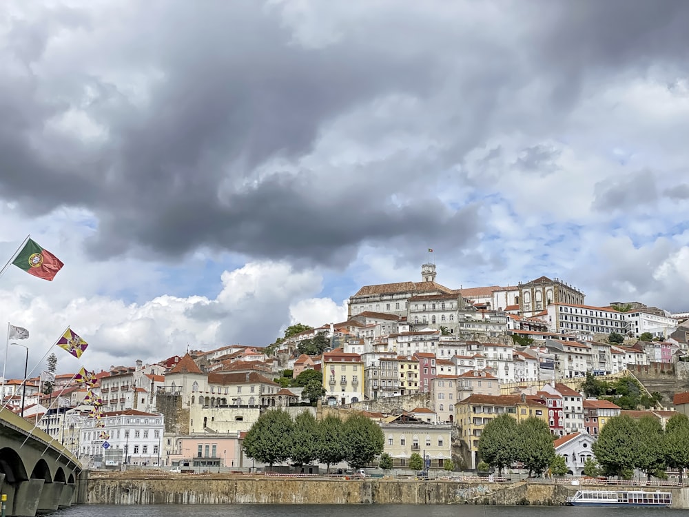 Edificios de hormigón marrón y blanco bajo nubes blancas durante el día