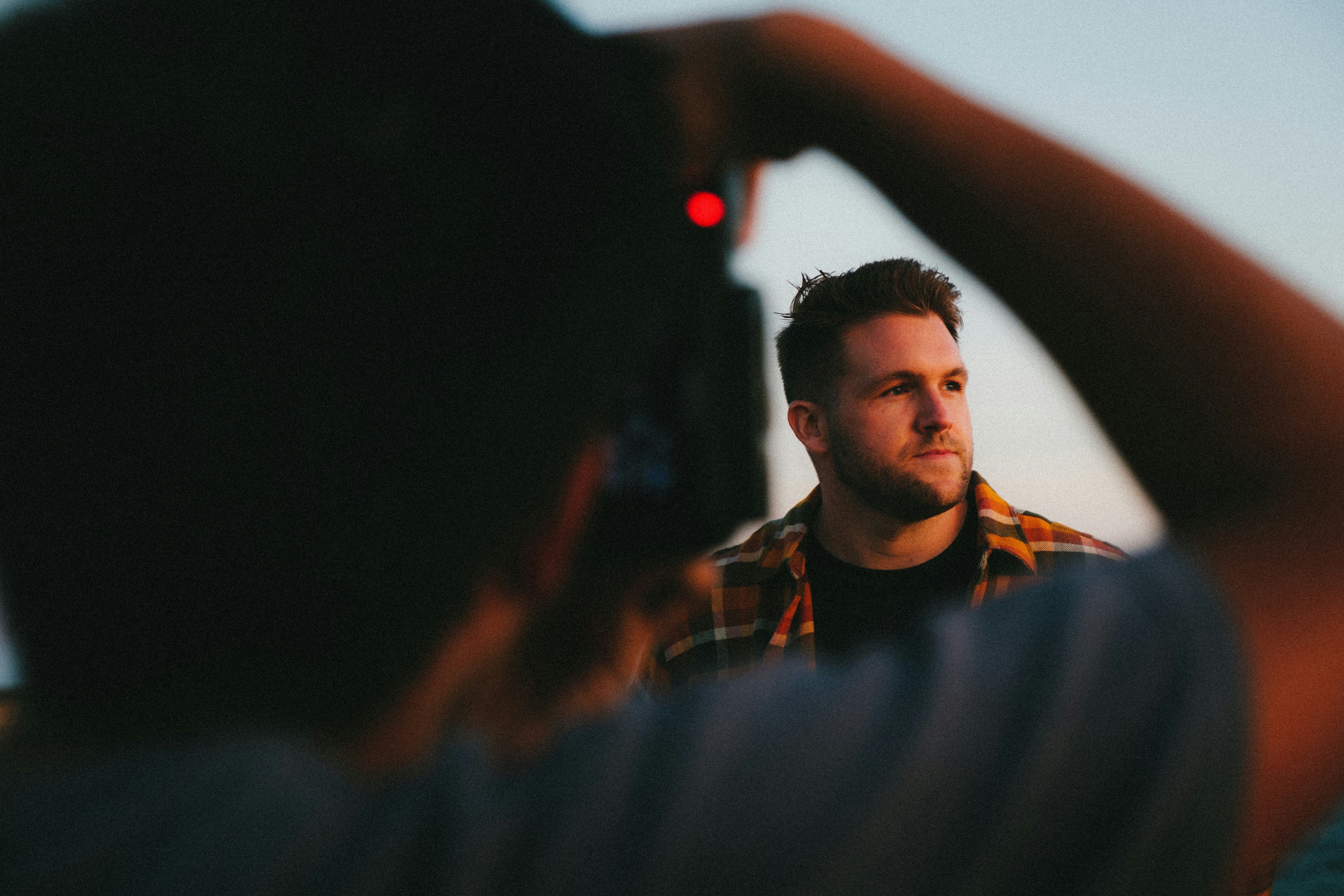 Herren in schwarz-orangefarbenem Poloshirt