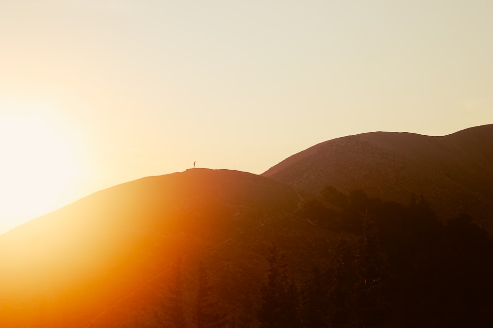 Silueta de la montaña durante la puesta del sol