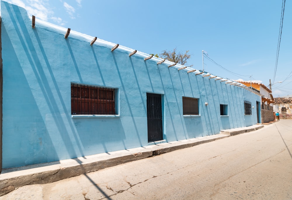 Edificio de hormigón azul bajo el cielo azul durante el día