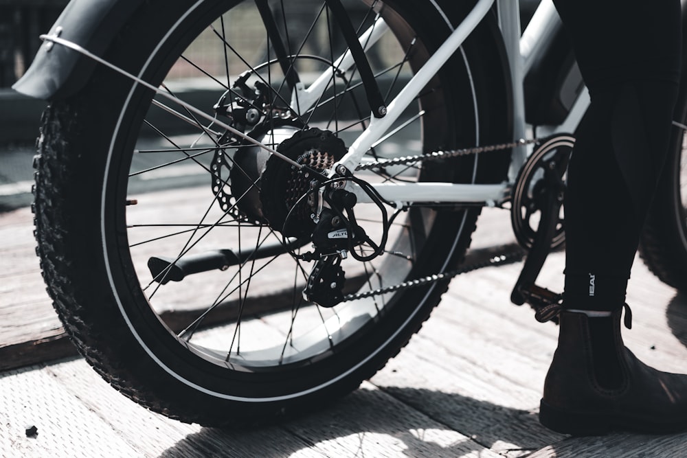 roue de vélo noire et argentée