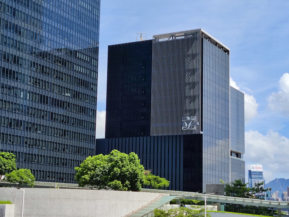 Grüne Bäume in der Nähe von Black Building während des Tages