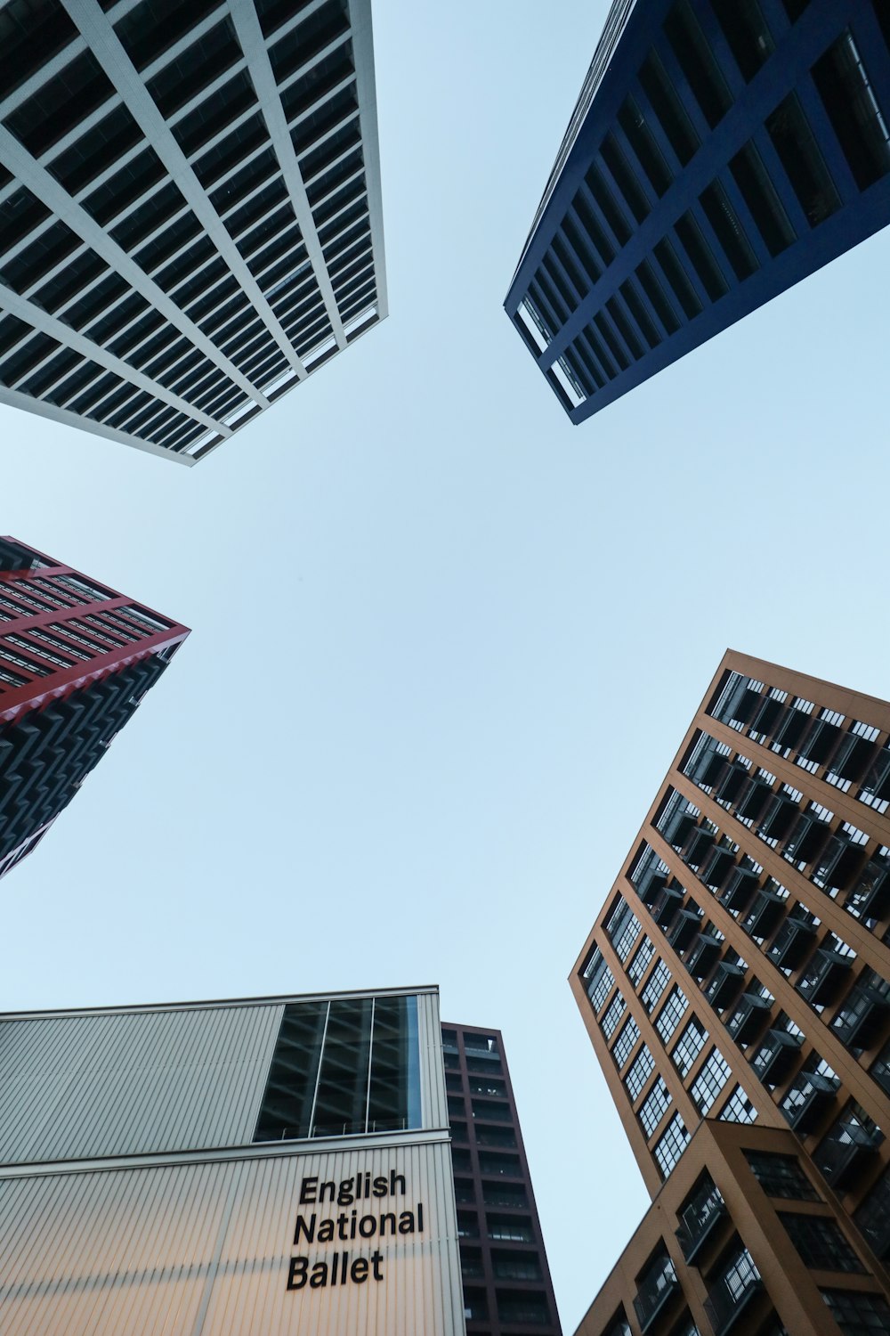 Fotografía de ángulo bajo de edificios de gran altura