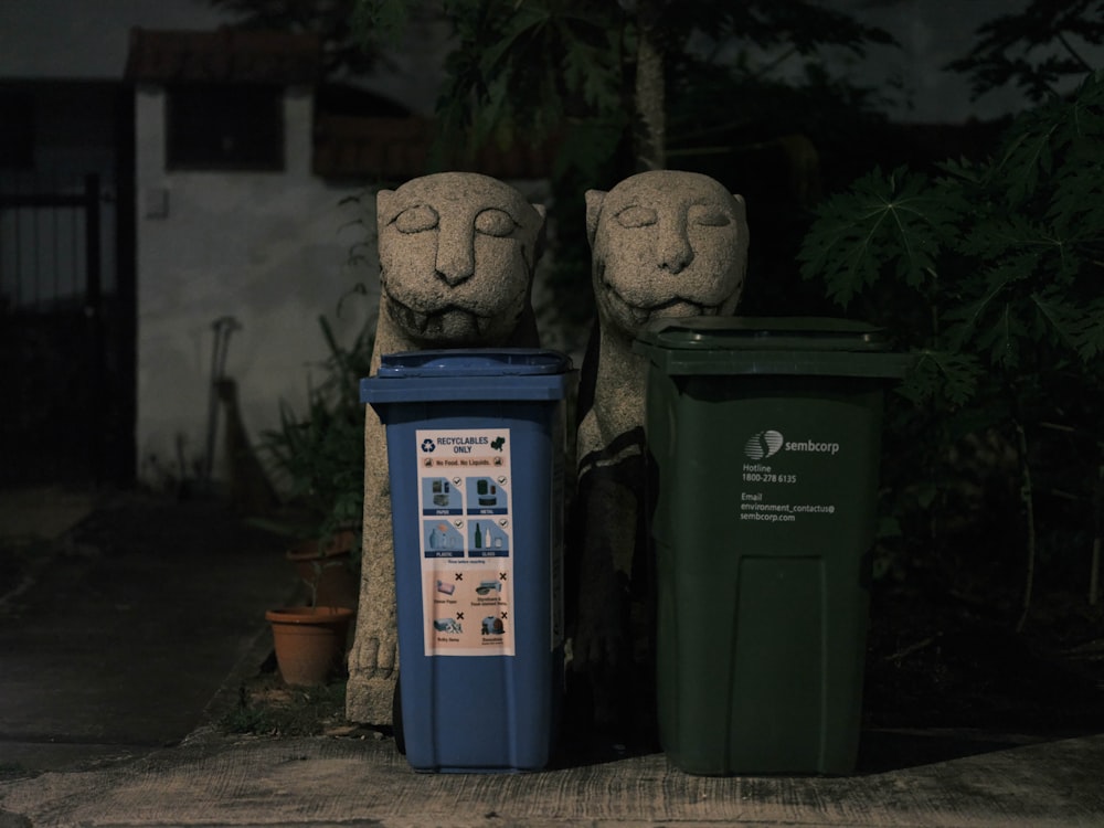 Cubo de basura azul y negro