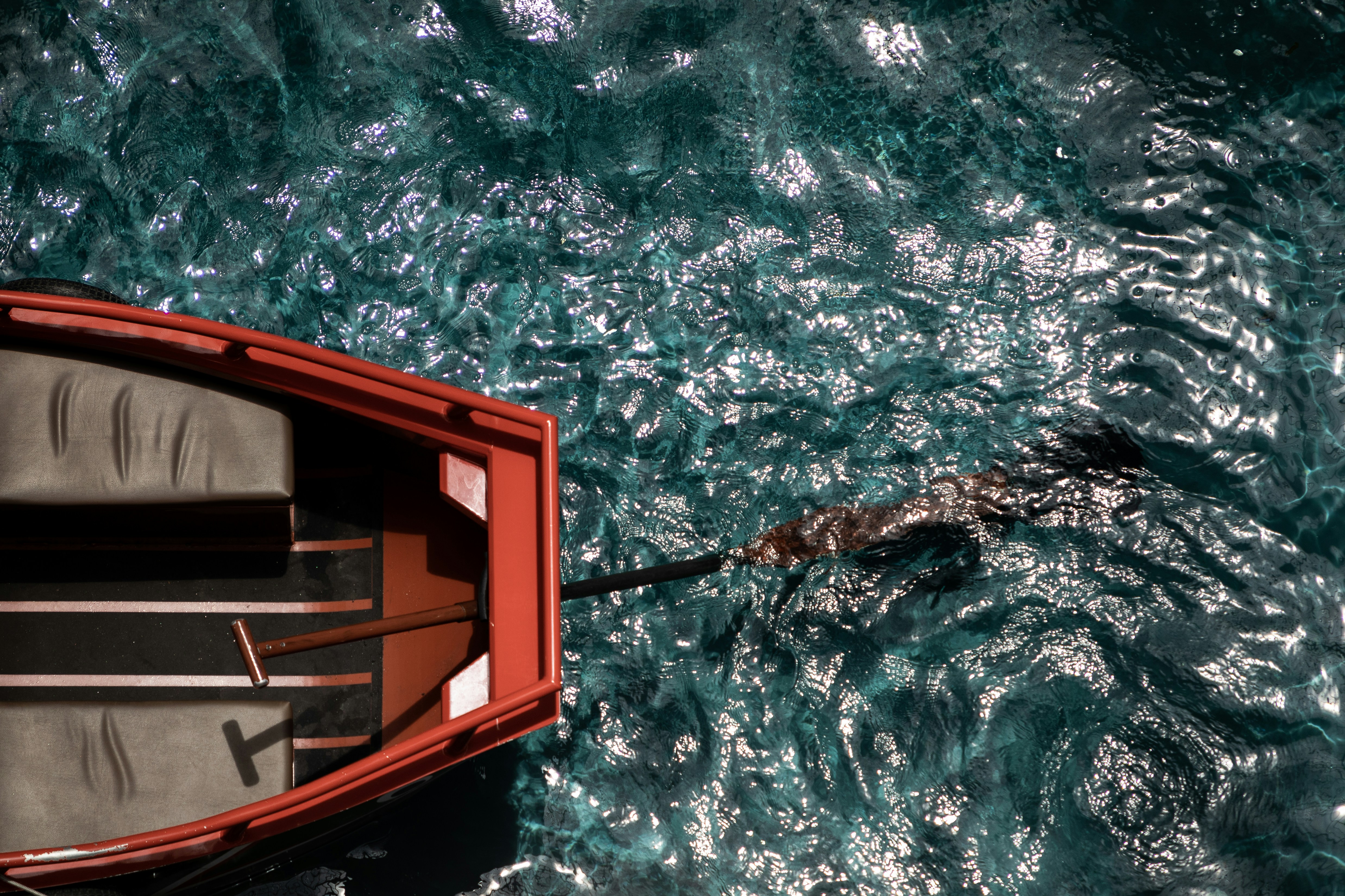 orange-weißes Boot auf dem Wasser