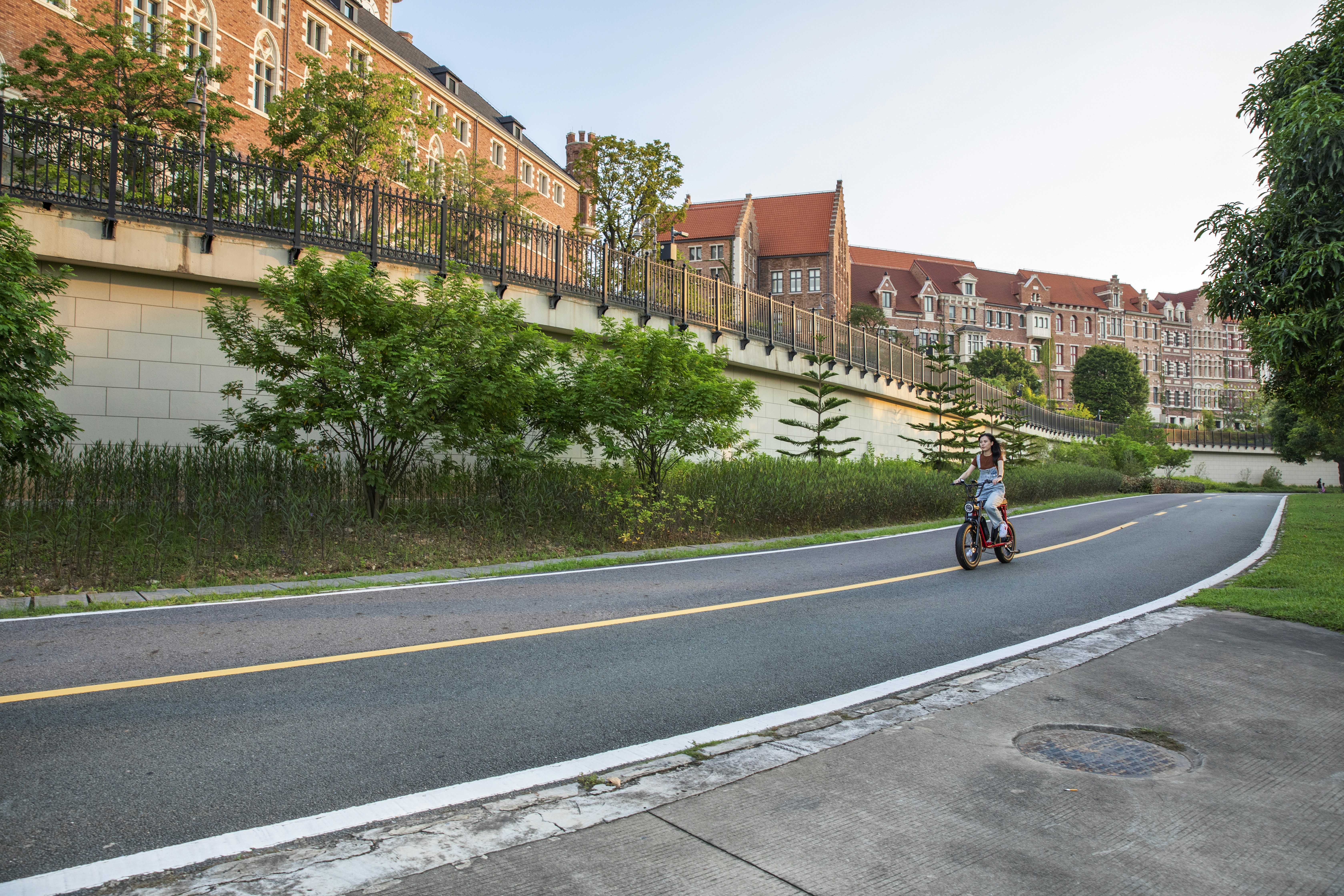Ein Mann fährt mit dem Motorrad eine kurvige Straße hinunter