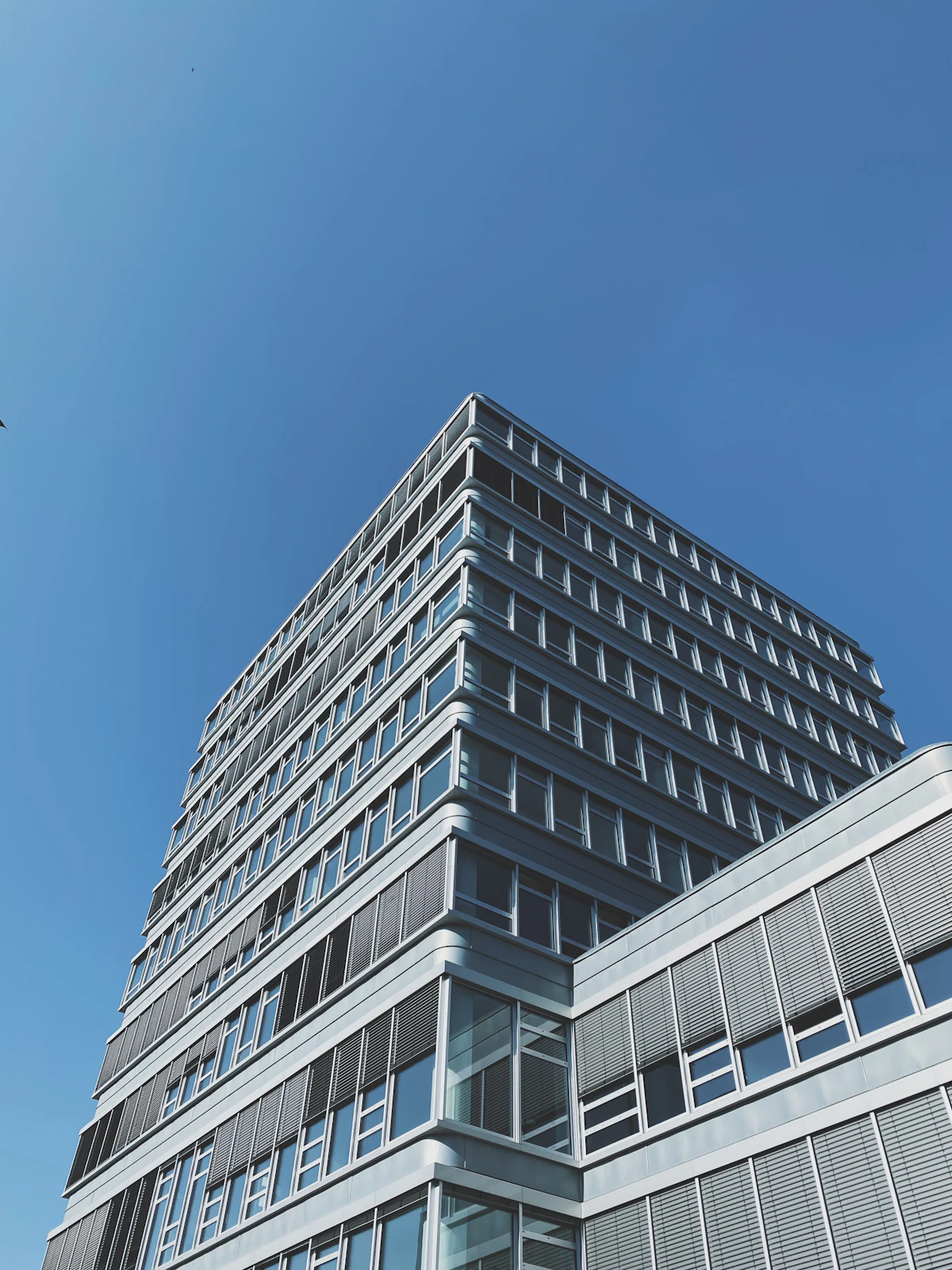 Edificio bianco sotto il cielo blu