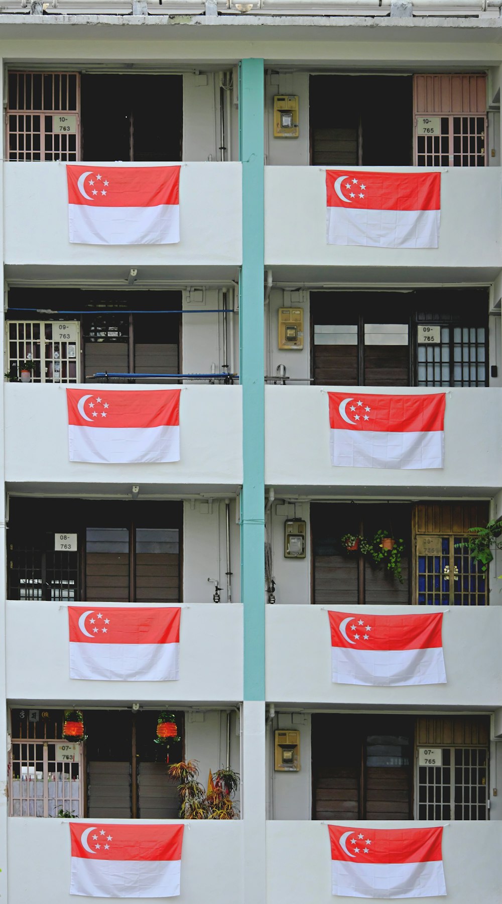 Weiße und rote Flagge auf weißem Betongebäude