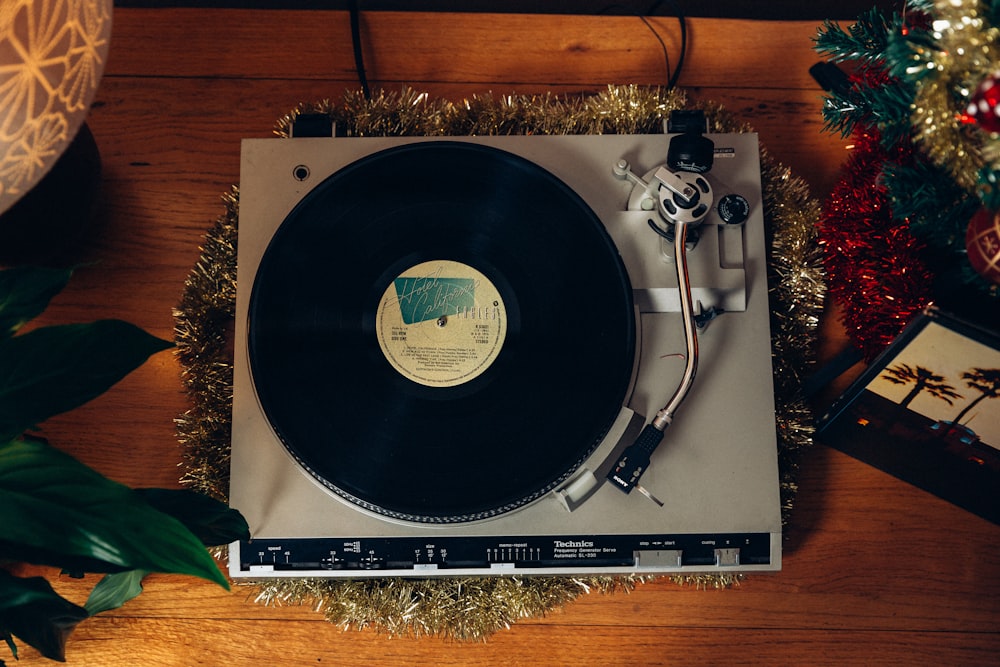 black and silver vinyl record