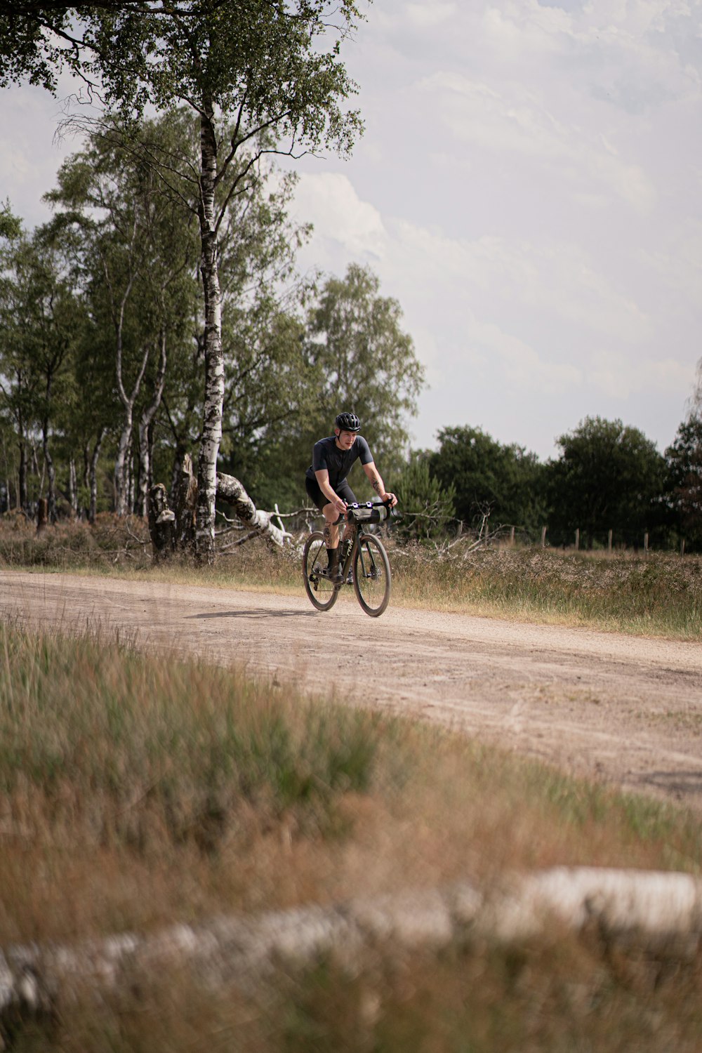 Hombre con camisa negra y roja montando en bicicleta durante el día