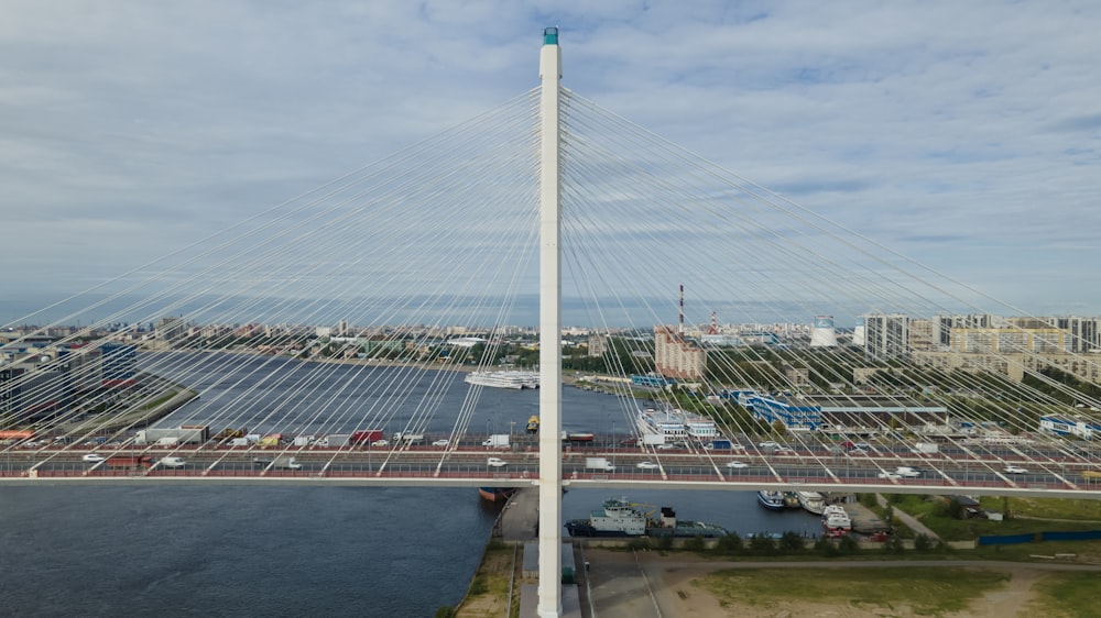 ponte de metal branco sobre o rio durante o dia