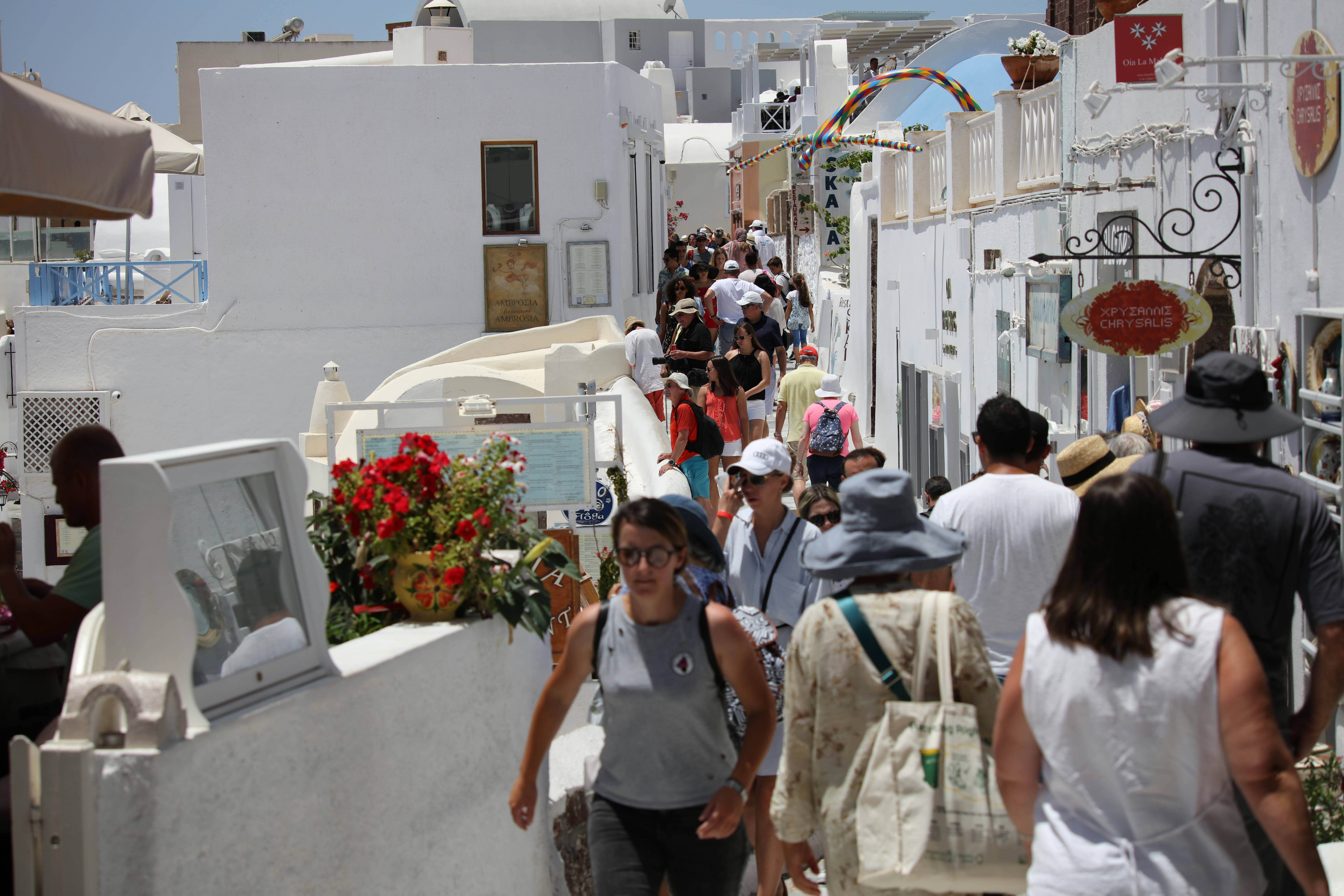 Oia tours: Wandering the Whitewashed Streets