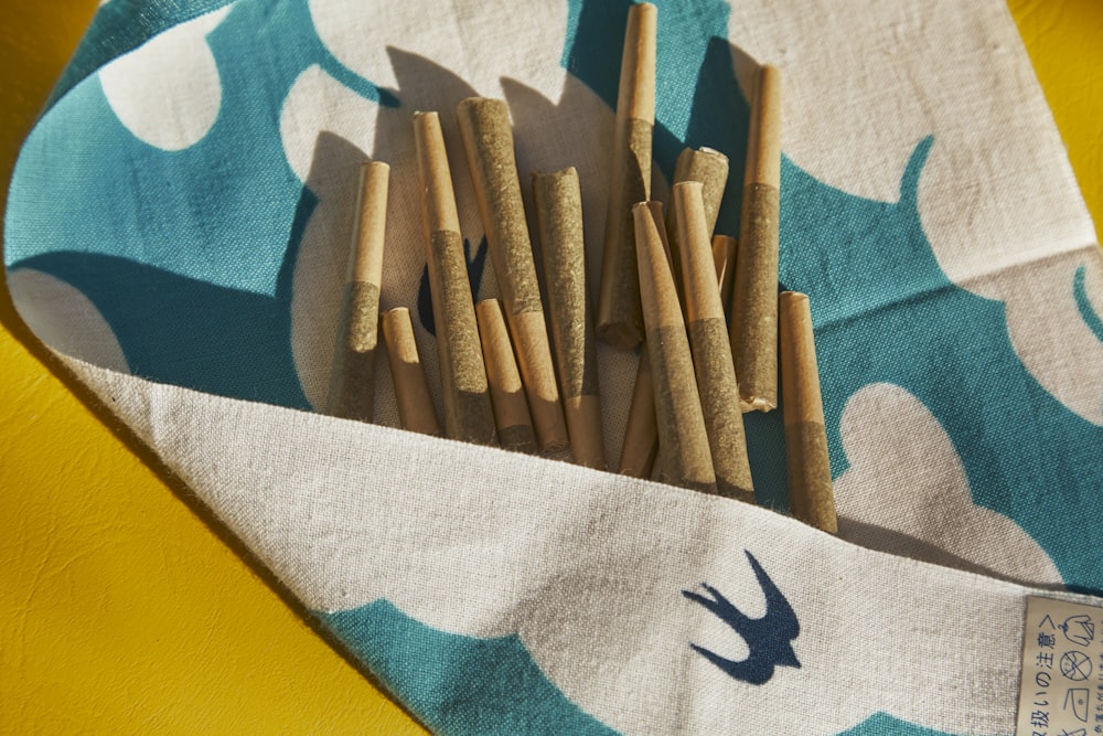 crayons en bois brun sur textile étoile blanc et bleu