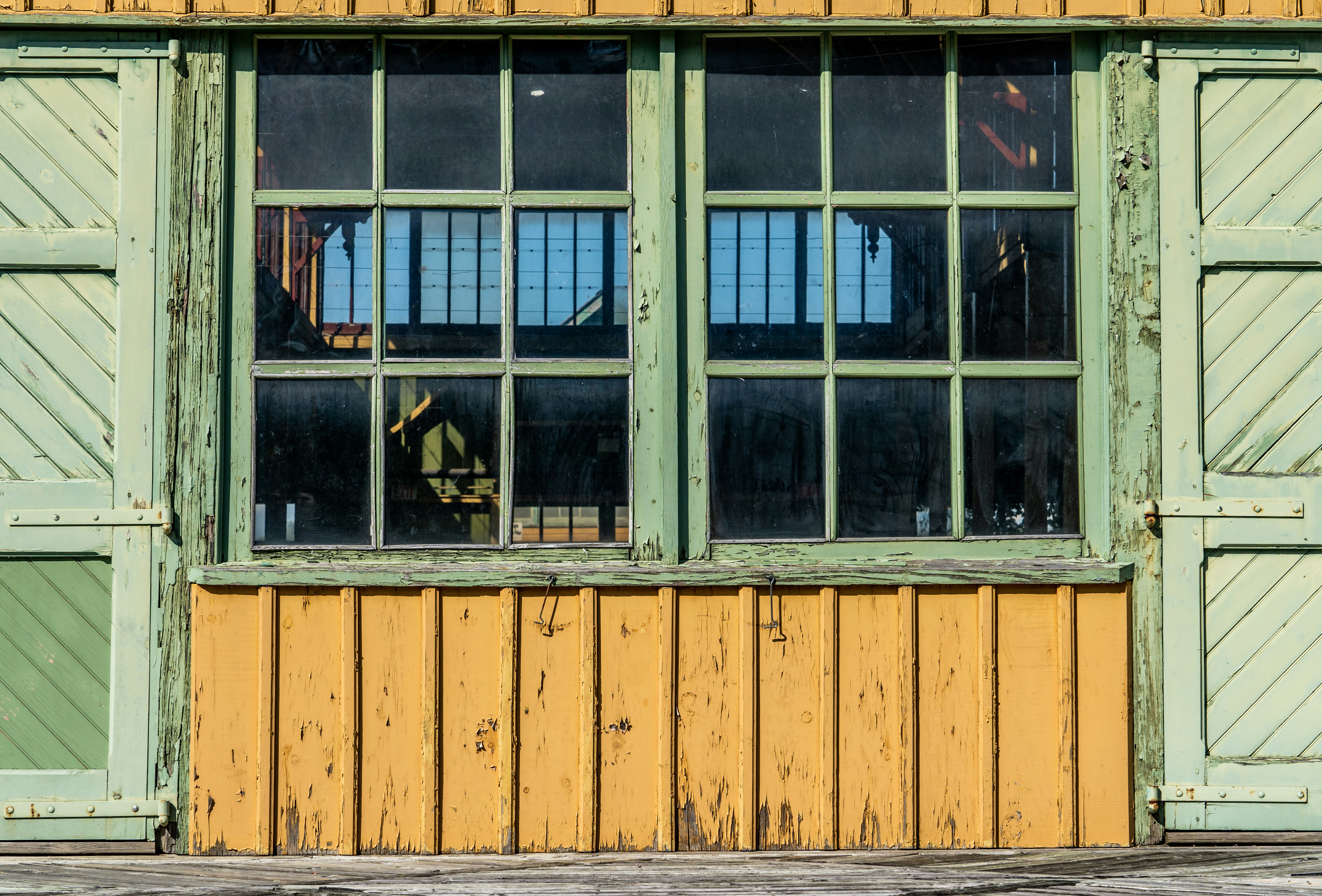 blaues und gelbes Holzfenster