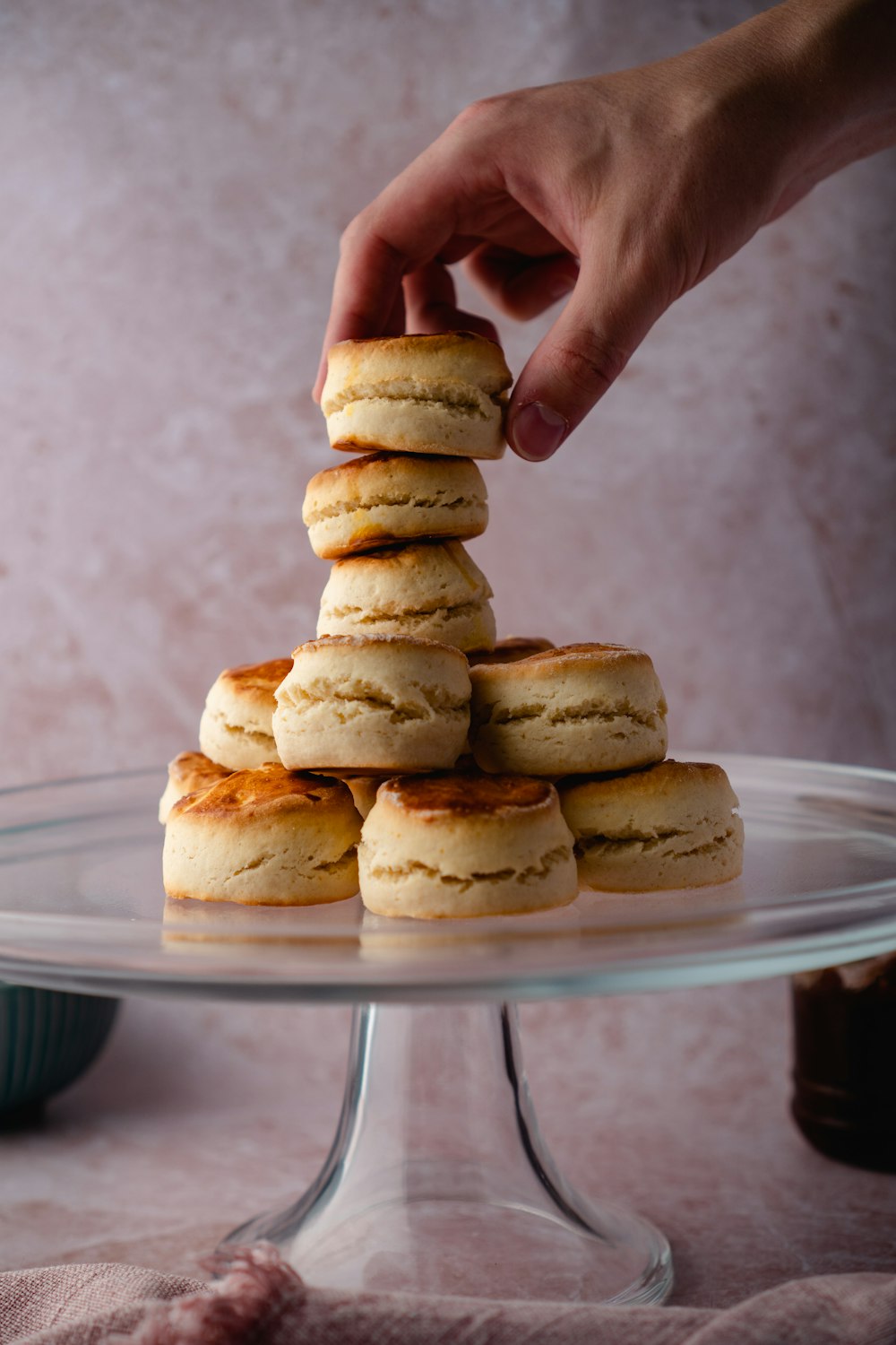 pessoa que segura o garfo de aço inoxidável com pão