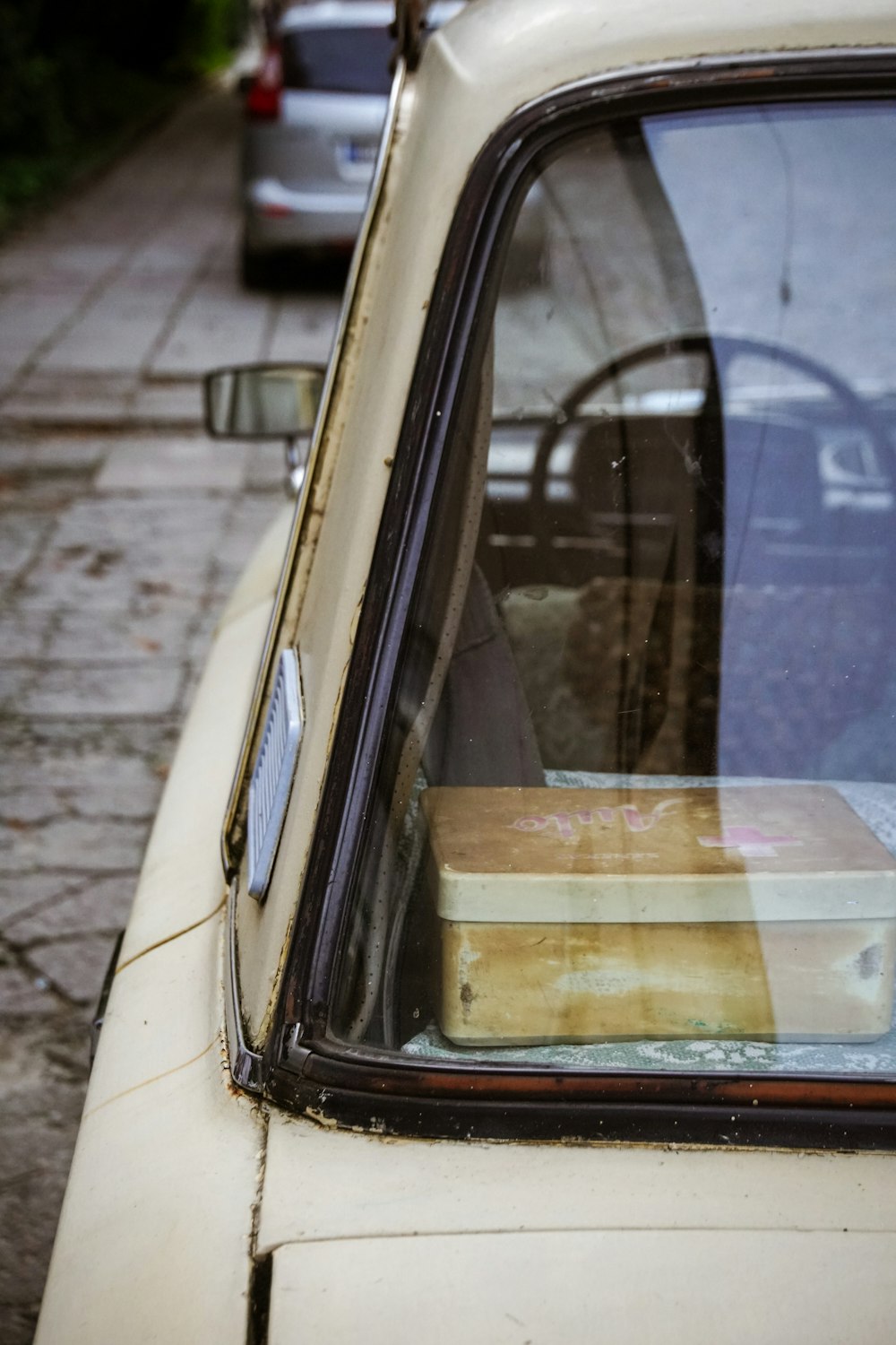 weißes Auto tagsüber auf grauer Betonstraße