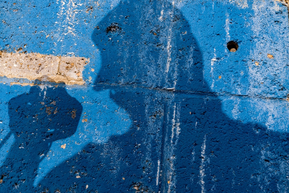 파란색과 갈색 콘크리트 벽