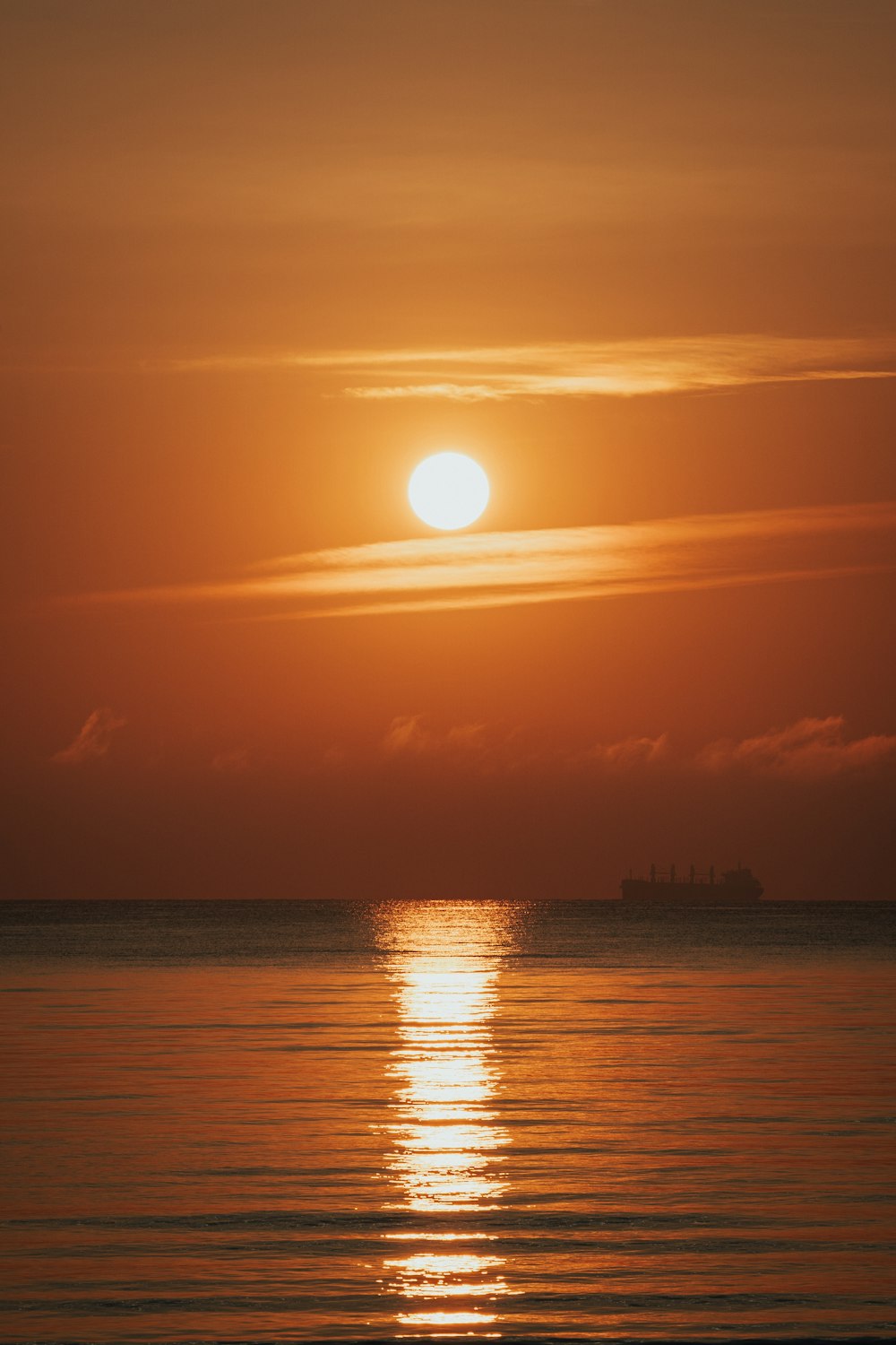 Silueta del horizonte de la ciudad durante la puesta del sol